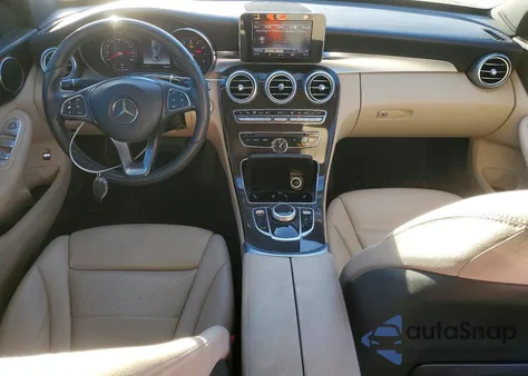 2018 Mercedes-Benz C 300 z USA, uszkodzony, nr VIN 55SWF4JB6JU247587